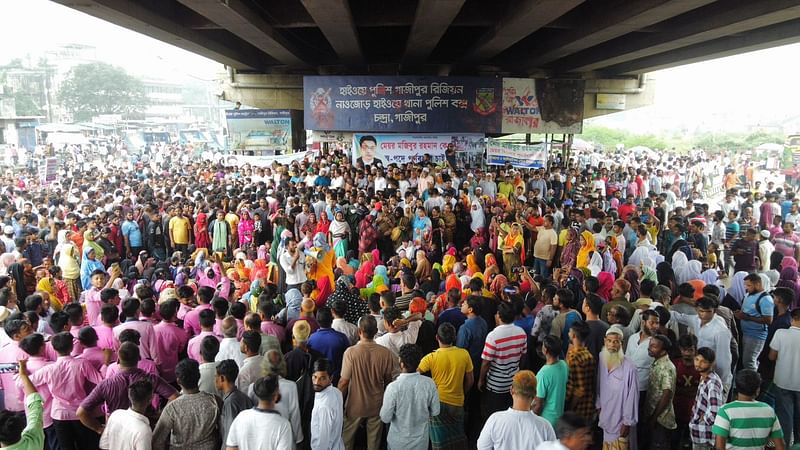 গাজীপুরের কলিয়াকৈর পৌরসভার সাবেক মেয়র মজিবুর রহমানকে স্বপদে পুনর্বহালের দাবিতে বিক্ষোভ। আজ বুধবার সকালে উপজেলার চন্দ্রা ত্রিমোড় এলাকায়